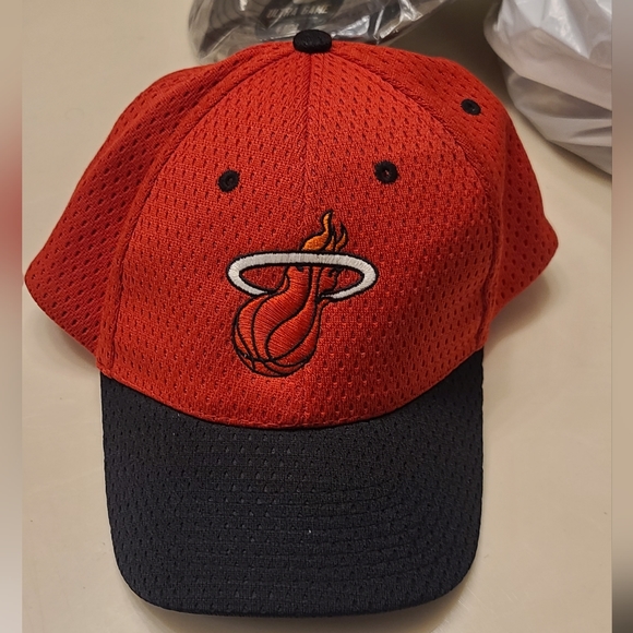 Red Miami Heat Velcro Strapback - Picture 1 of 3